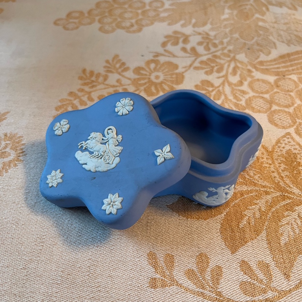 Vintage Wedgwood Covered Trinket Box